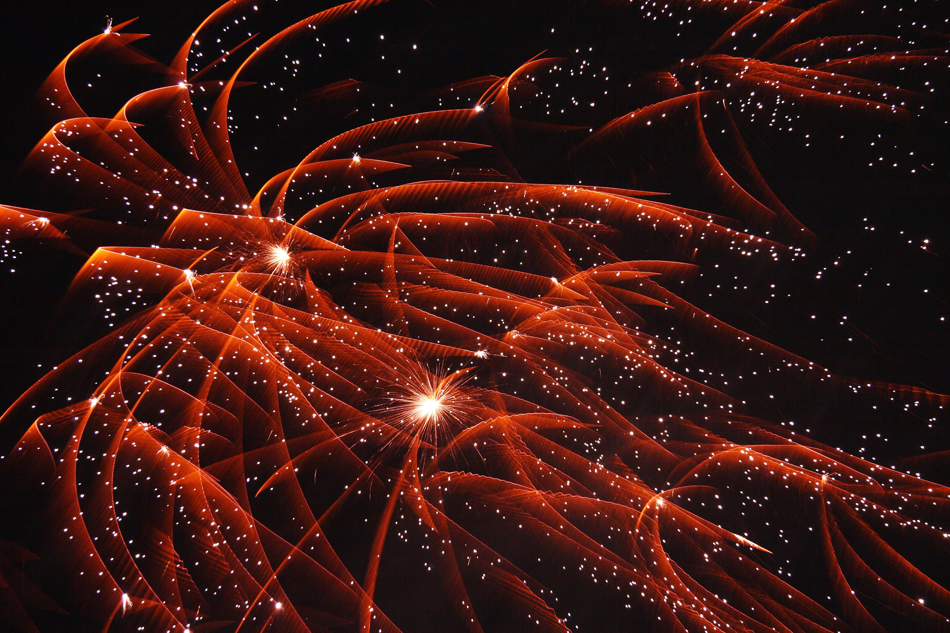 Feuerwerk und Böller gehören zum Start ins neue Jahr, aber welche Versicherung zahlt bei Schäden?