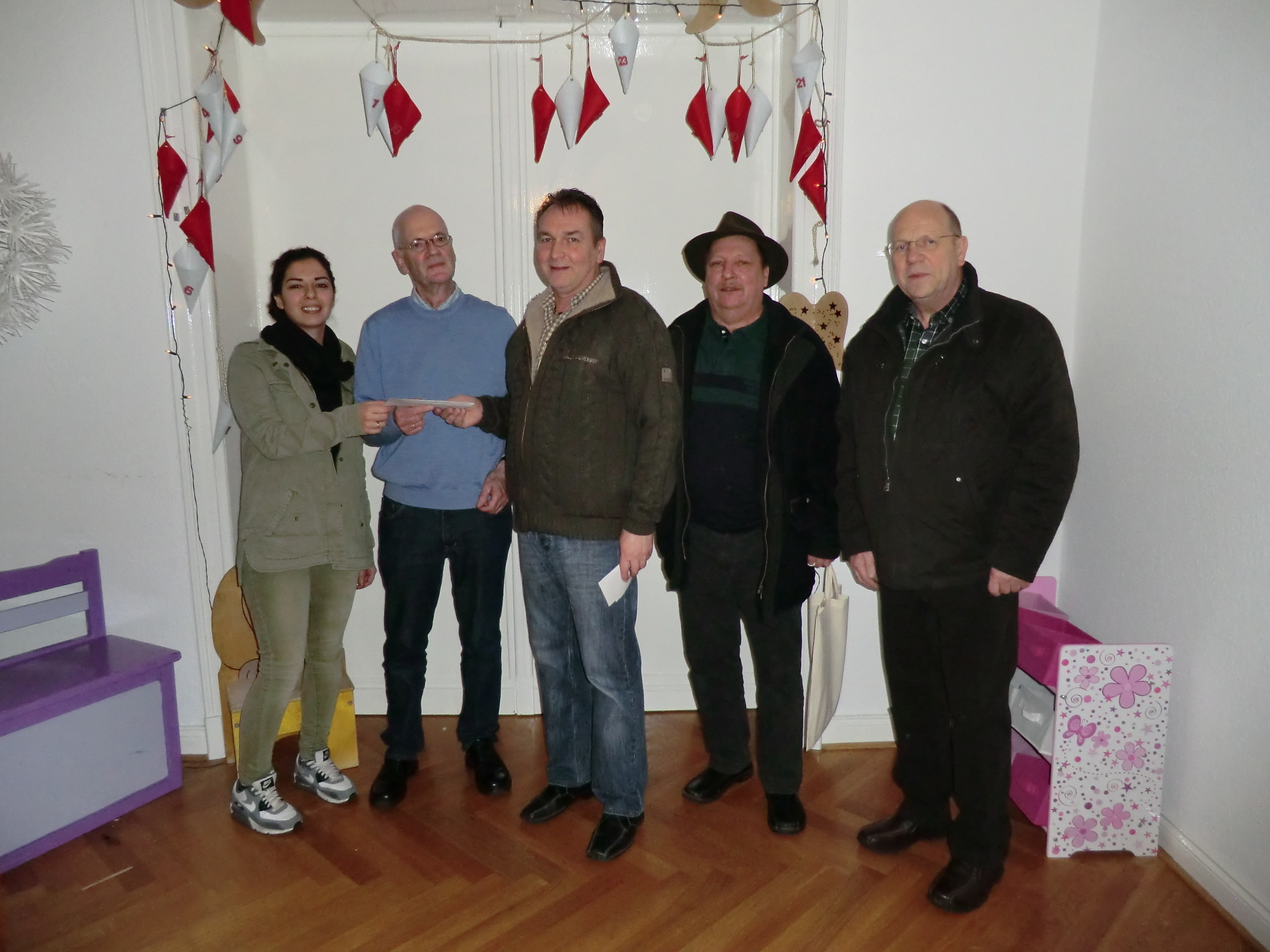 (v.l.) Pelin Gökbulut und Peter Vorndamme von der Kinderschutzvilla sowie die Delegation des Höntroper Jägerstammtisches.