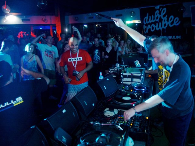 Dash ist bekannt von Festivals wie Juicy Beats und lebt im Salon Fink seine Vorliebe für Perkussives und Musik mit Seele um den Globus aus.