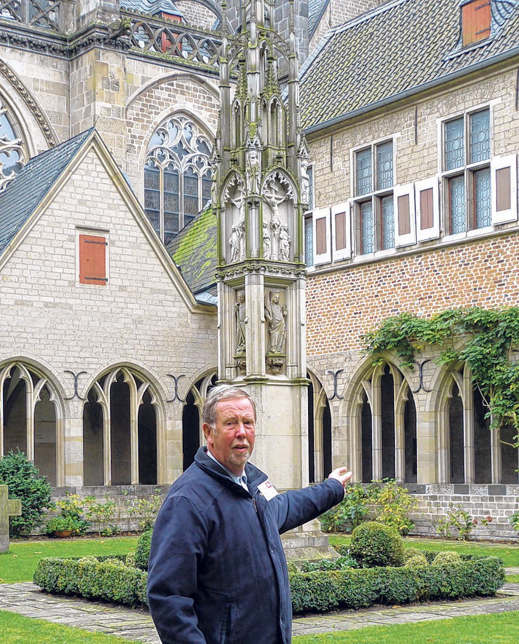 Helmut Sommer hat mehr als 2000 Gästeführungen „auf dem Buckel“. Hier zeigt er auf den Kreuzgang des St. Viktor-Domes.