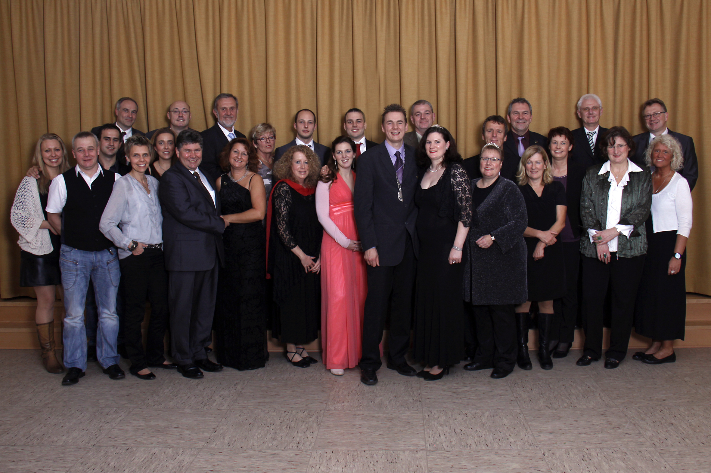 Gerne stellten sich die Königspaare, ihr Hofstaat und die geladenen Gäste zum Erinnerungs-Gruppenfoto auf.