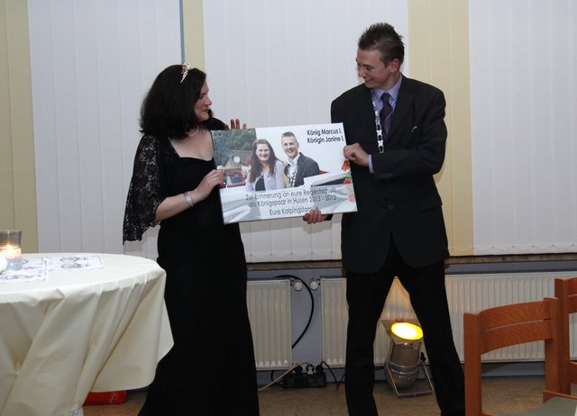 Ein Geschenk gab's natürlich auch für das Husener Königspaar: ein großformatiges Foto vom Dorffest-Umzug in der Kutsche.