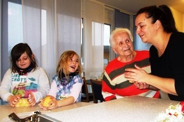 Grundschulkinder und Hausbewohner Hand in Hand