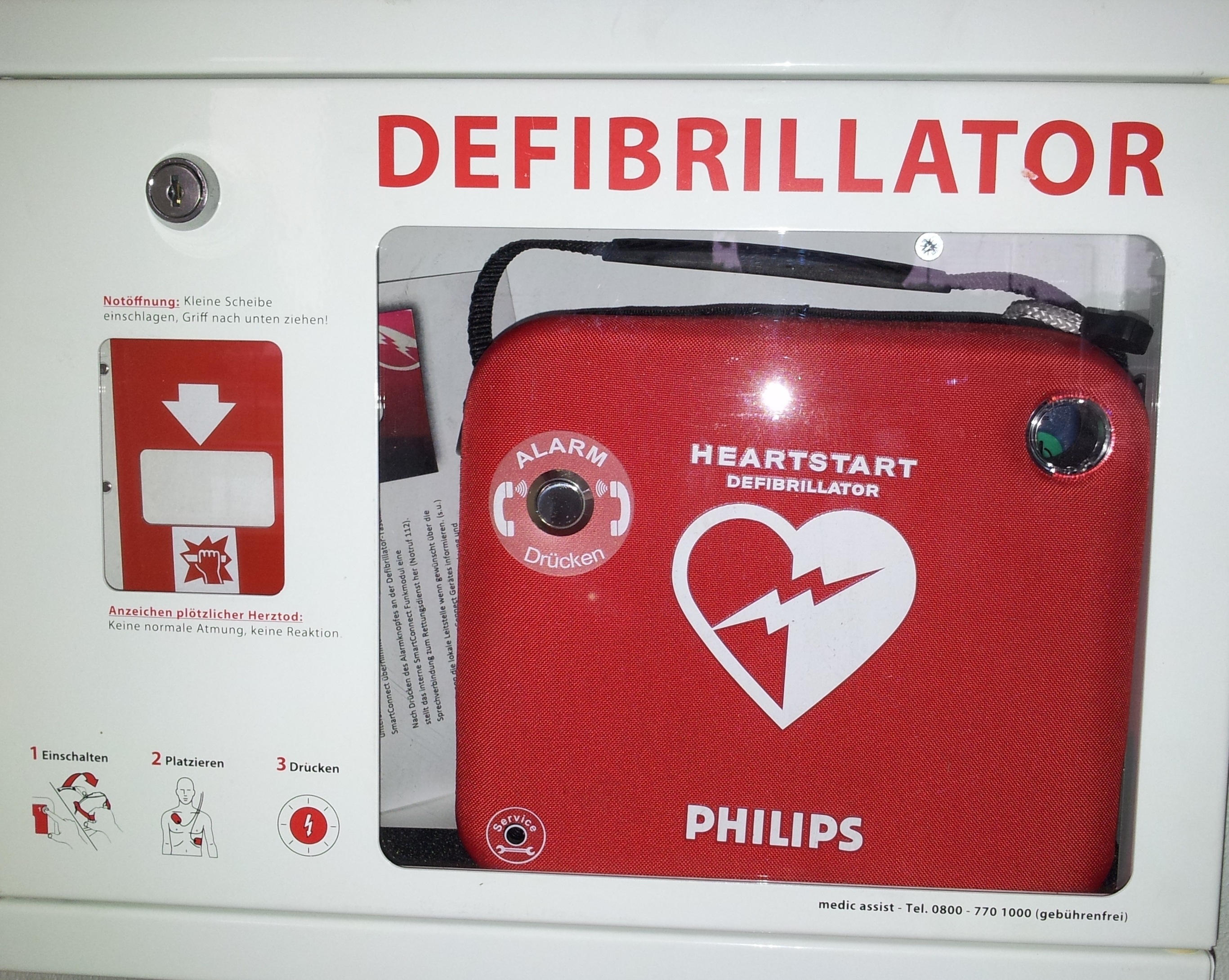 Einer der zwei Defibrillatoren im Sportpark Löwental.