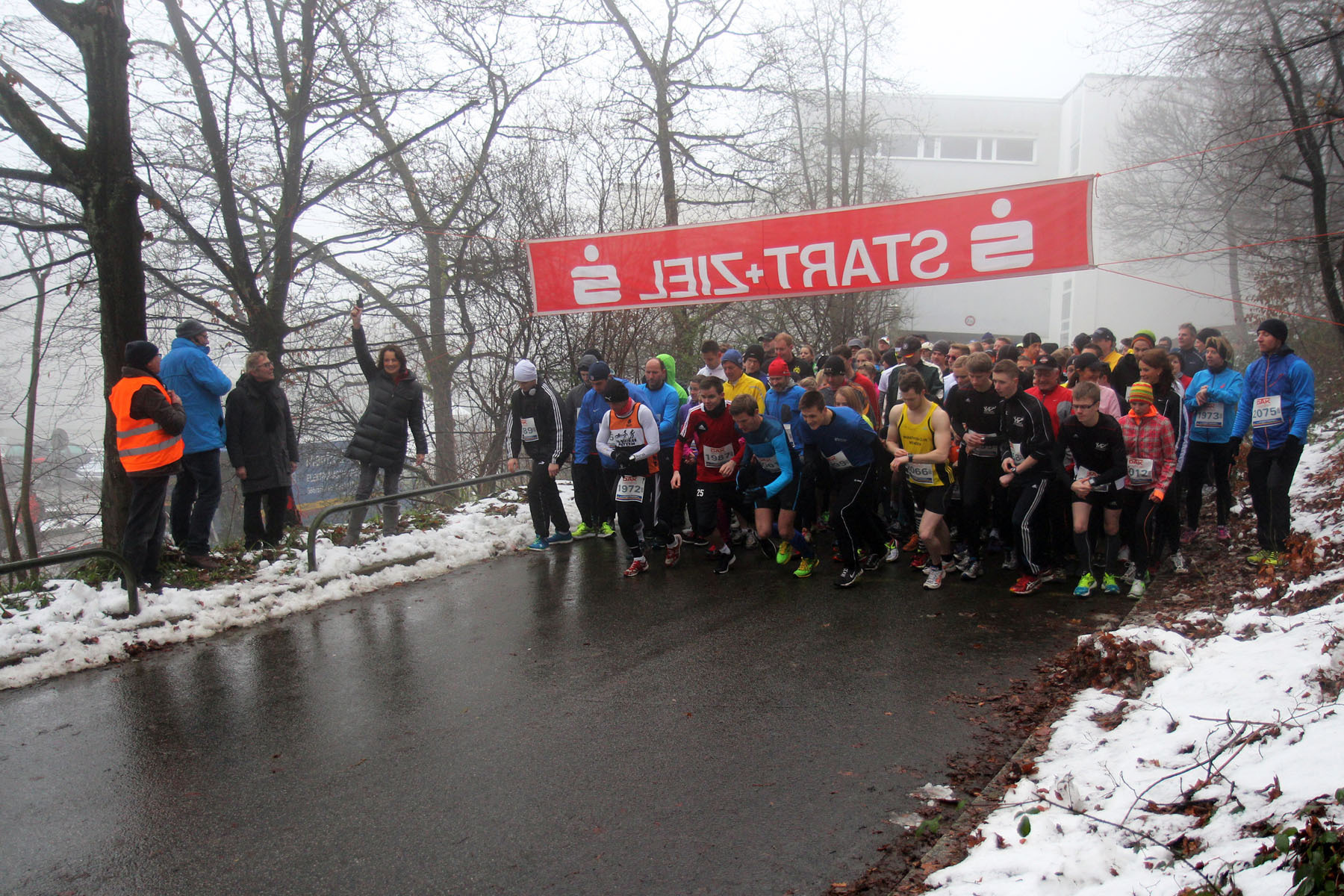 Das größte Starterfeld, die 5 km-Freizeitläufer, wurde um Punkt 14:15 Uhr von Dagmar Freitag ins Rennen geschickt.