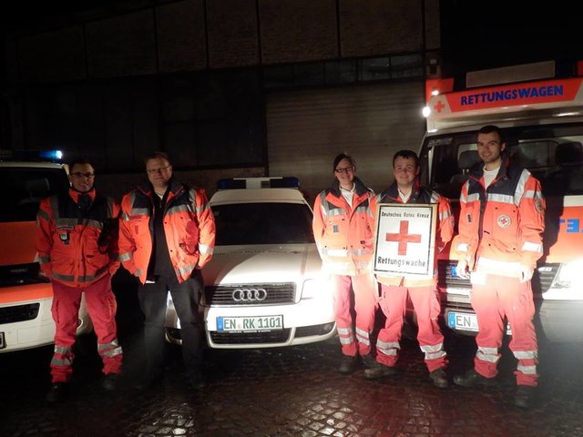 Manuel Pester (ELW-Rettungdienst), Thorsten Knopp (DRK-Leiter vom Dienst) sowie Louisa Gels, Marcel Zierenberg und Moritz Hafer (ehrenamtliche RTW-Besatzung) gemeinsam an Silvester im Wittener Rotkreuzzentrum