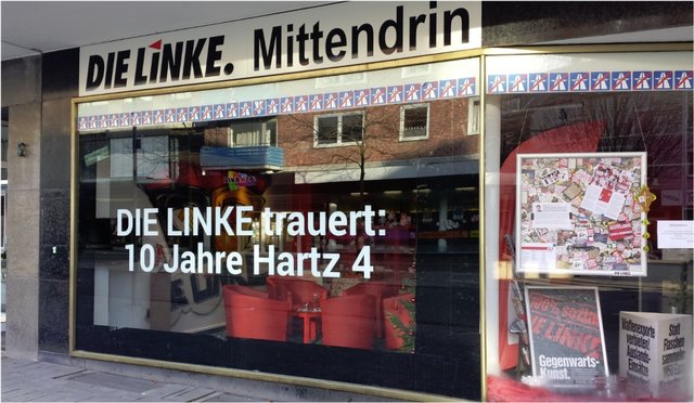 Schaufenster der LINKEN in Gladbeck, auf der Lambertistr. 7, mit dem Schriftzug: "DIE LINKE trauert: 10 Jahre Hartz 4"