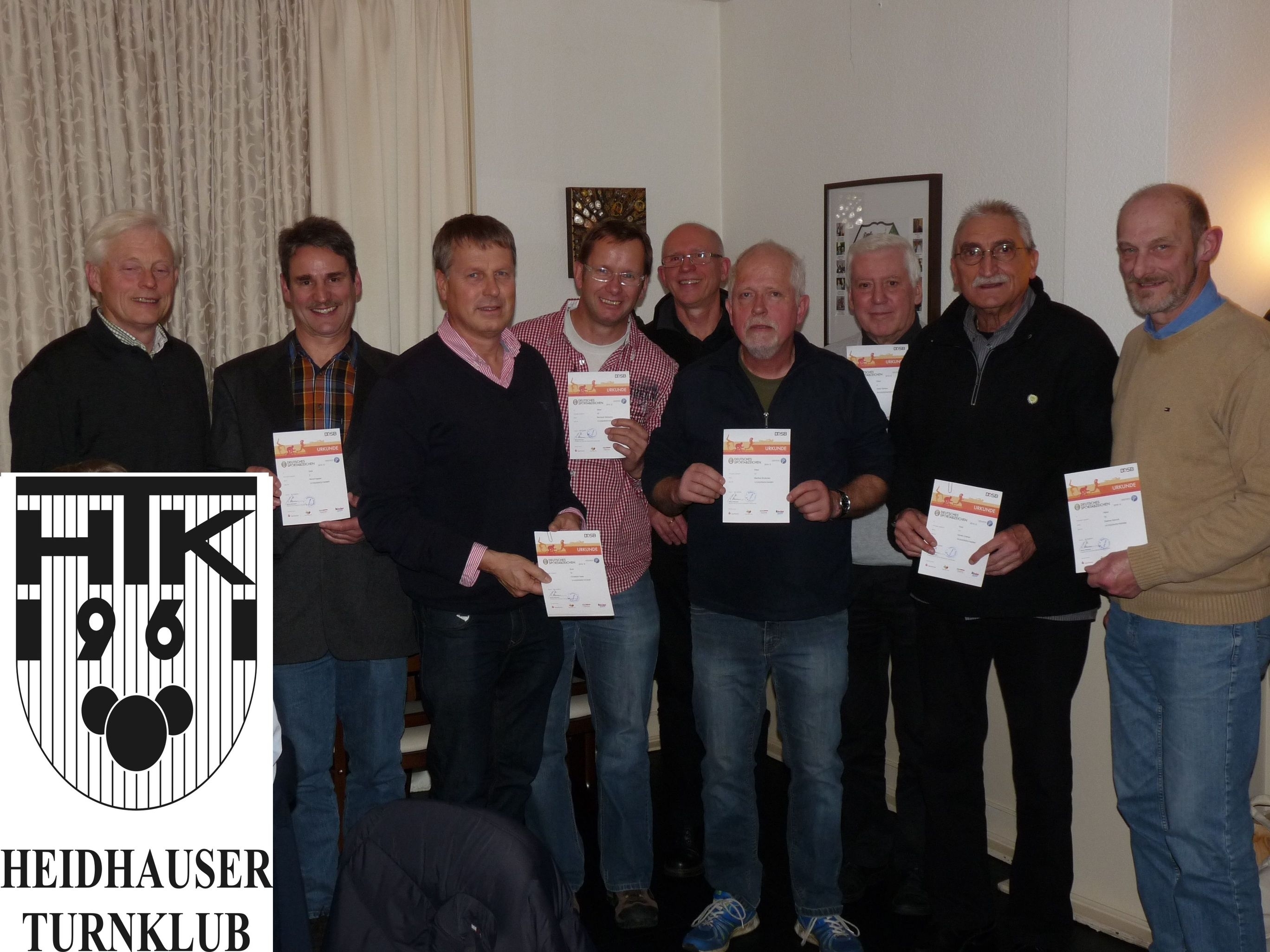 v.l.n.r.: HTK-Präsident Heinz Kraiczy freut sich wieder über die guten Leistungen von Trainer Bernd Kappen, Christoph Haep, Dr. Bernhard Weßkamp, Viktor Cleve, Manfred Brodersen, Dieter Dahlem, Alt-Trainer Rainer Grebert und Dietmar Schmitt. Es fehlt Günter Cramer.