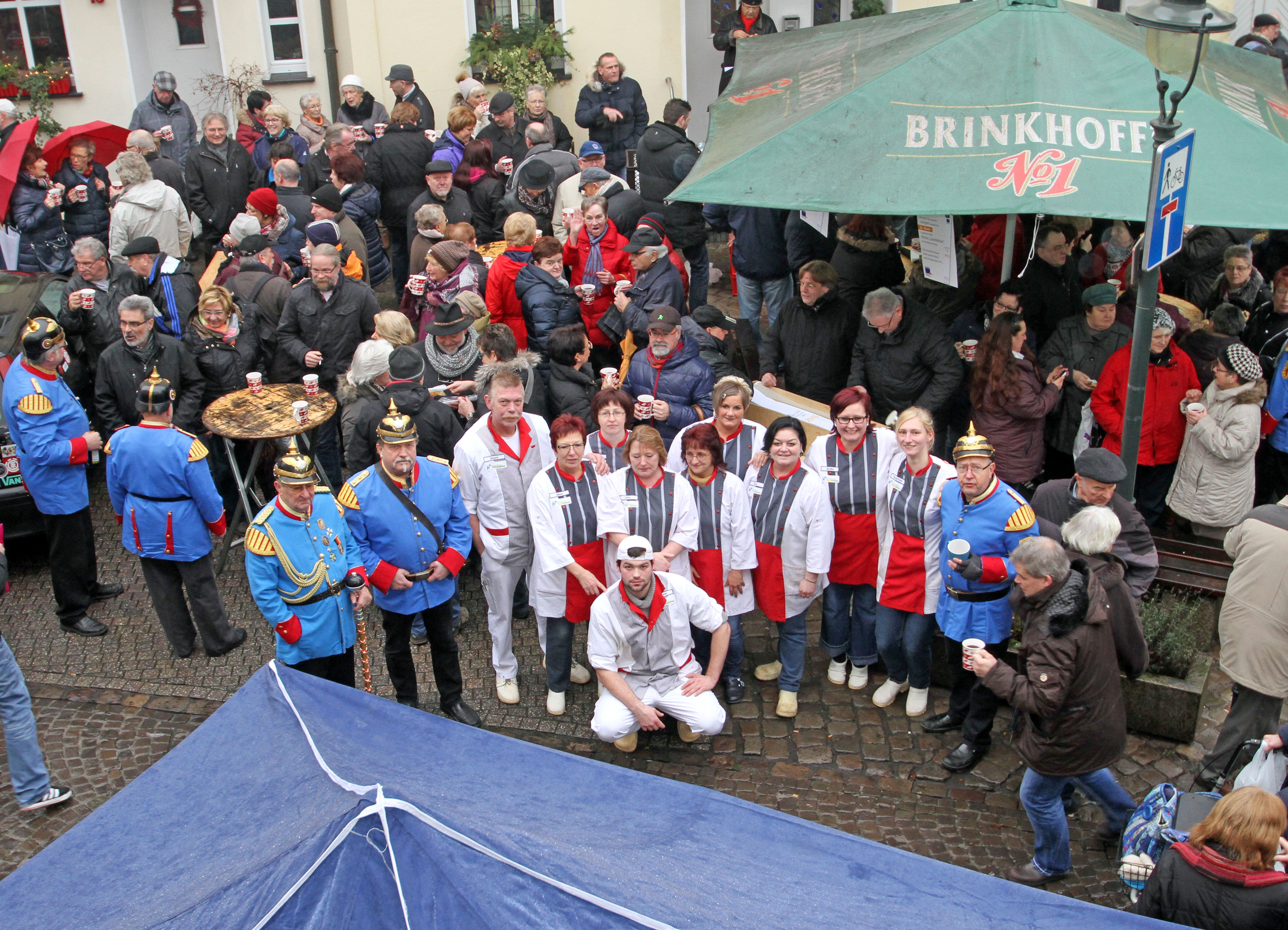 Volles Haus am Roggenmarkt: Das Scharbaum-Team umrahmt von den Brömmelkamps.