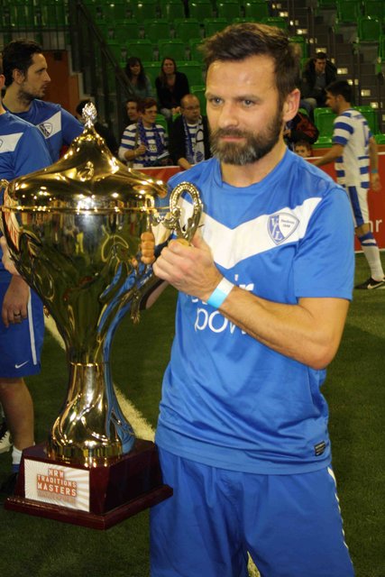 Stolz präsentiert der Mannschaftskapitän des VFL Bochum, Peter Peschel den Siegerpokal.