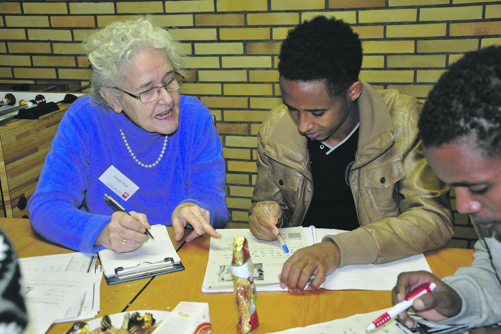 Felicitas Kruk übt mit Omorije J. aus Nigeria das Alphabet. Sie ist eine von fünf ehrenamtlichen Lehrerinnen, die Flüchtlingen der Asylbewerberheime in der Harkortstraße die deutsche Sprache beibringen.