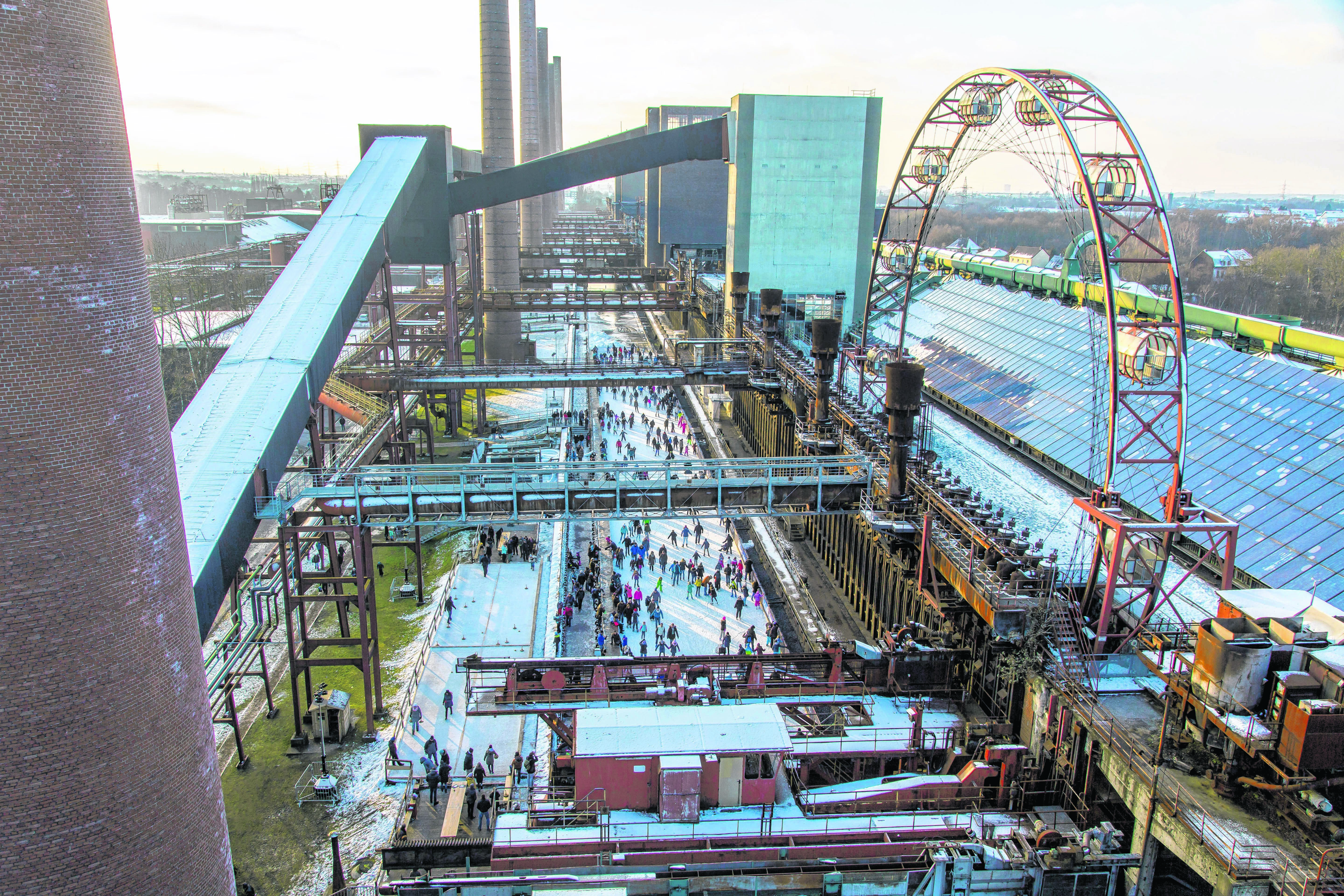 Auf Kufen vor einzigartiger Kulisse: Die Eisbahn Zollverein wird bis zum 7. Januar velängert. Foto: Tack/Stiftung Zollverein