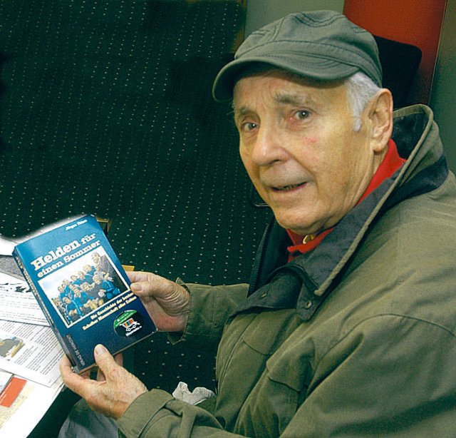 Seine 83 Lebensjahre sieht man Manni Reichert nun wirklich nicht an. Und da versteht es sich von selbst, dass der rüstige Braucker nach wie vor Sonntag für Sonntag auf dem FC-Platz an der Roßheidestraße unter den Zuschauern anzutreffen ist. Übrigens: Seit nunmehr 70 Jahren ist Reichert FC-Mitglied, die „Sportfreunde“-Jahre natürlich mitgerechnet.