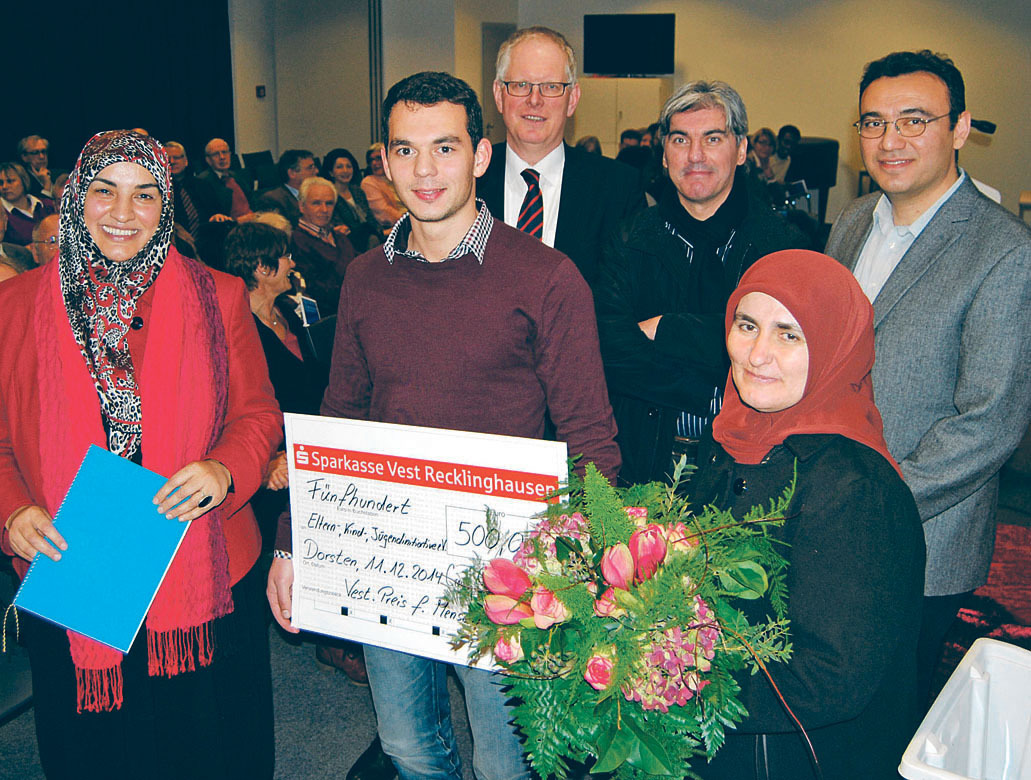 Der Gladbecker Verein „Eltern-/Kind-/Jugendinitiative“ gehörte im Jahr 2014 zu den drei Trägern des „Vestischen Preises“. Im Rahmen einer Feierstunde im Recklinghäuser Kreishaus überreichte Landrat Cay Süberkrüb (3. von links) den symbolischen Spendenscheck über 500 Euro an die Vereinsvertreter Ayfer Candan, Irfan Babacan, Harun Karabas, Hatice Aykan und Oktay Candan (von links nach rechts).