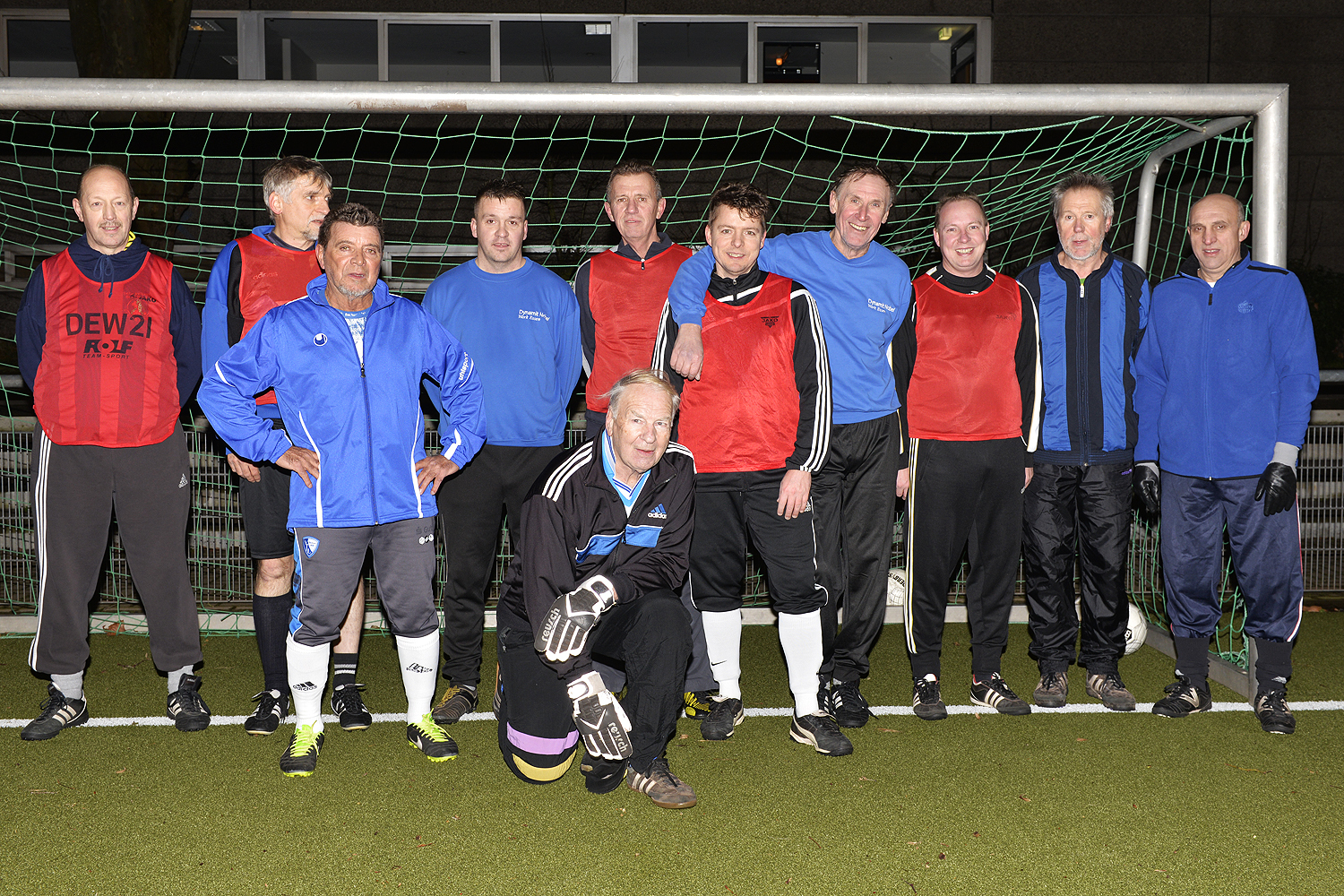 So hält man sich gesund und fit: Mit 80 noch das Tor hüten. "Belfi", der gebürtige Mecklenburger (Wolfgang Kaben, kniend) hier im Kreise seiner Fußballfreunde von Schwarz/Gelb Preußen Gladbeck, lebt es vor, wie man frisch bleibt. Foto: Kariger
