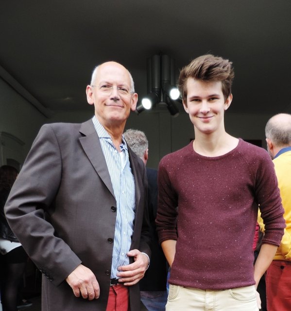 IT-Fachmann Konrad Kollnig (re) mit Galerist Ivo Franz bei der Vorstellung der neuen APP in der Kunststadt Mülheim (Foto: Ruhr Gallery Mülheim)