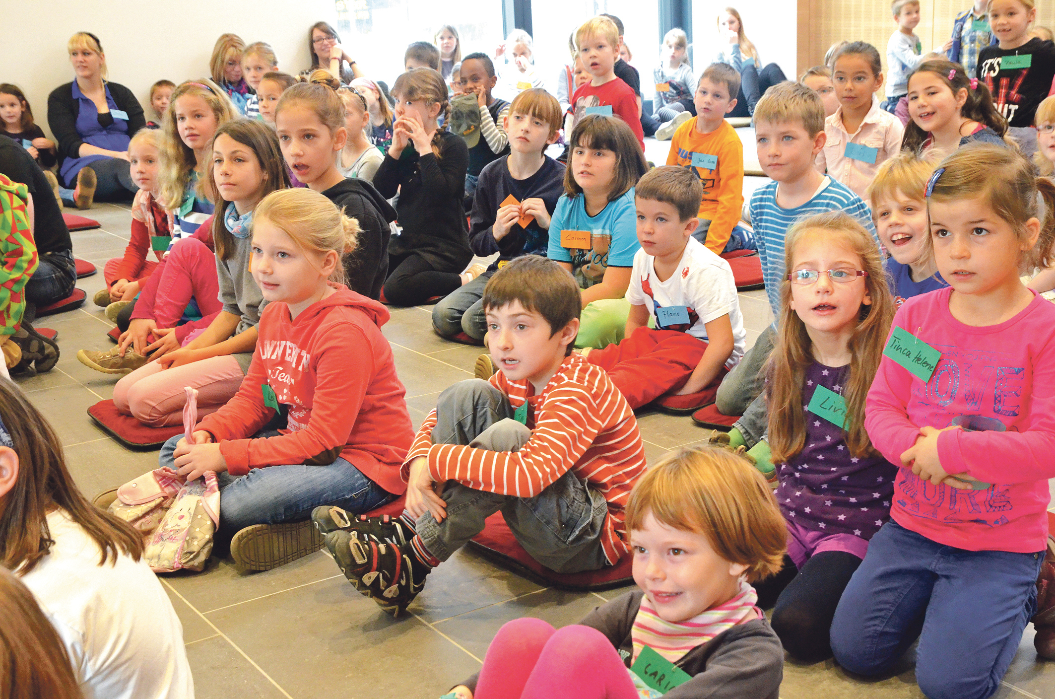 Mit gebannter Aufmerksamkeit verfolgten die jungen Teilnehmer des Kinderbibeltages die Theateraufführungen im Gemeindehaus.