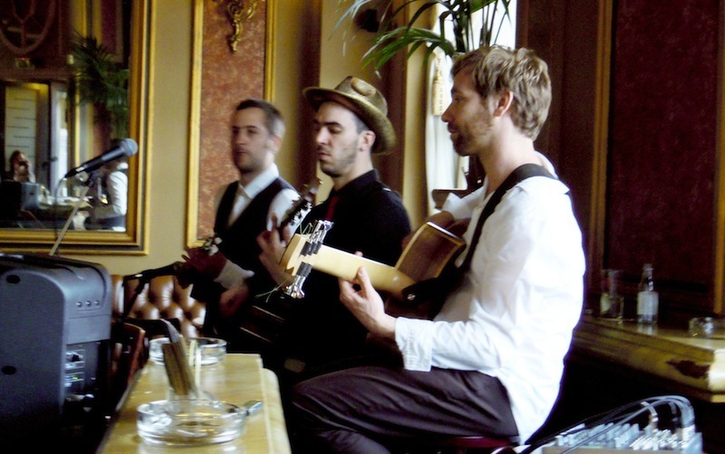 Franz Geil geben französischen Chansons auf Deutsch am 23. Januar 2015 zum Besten.