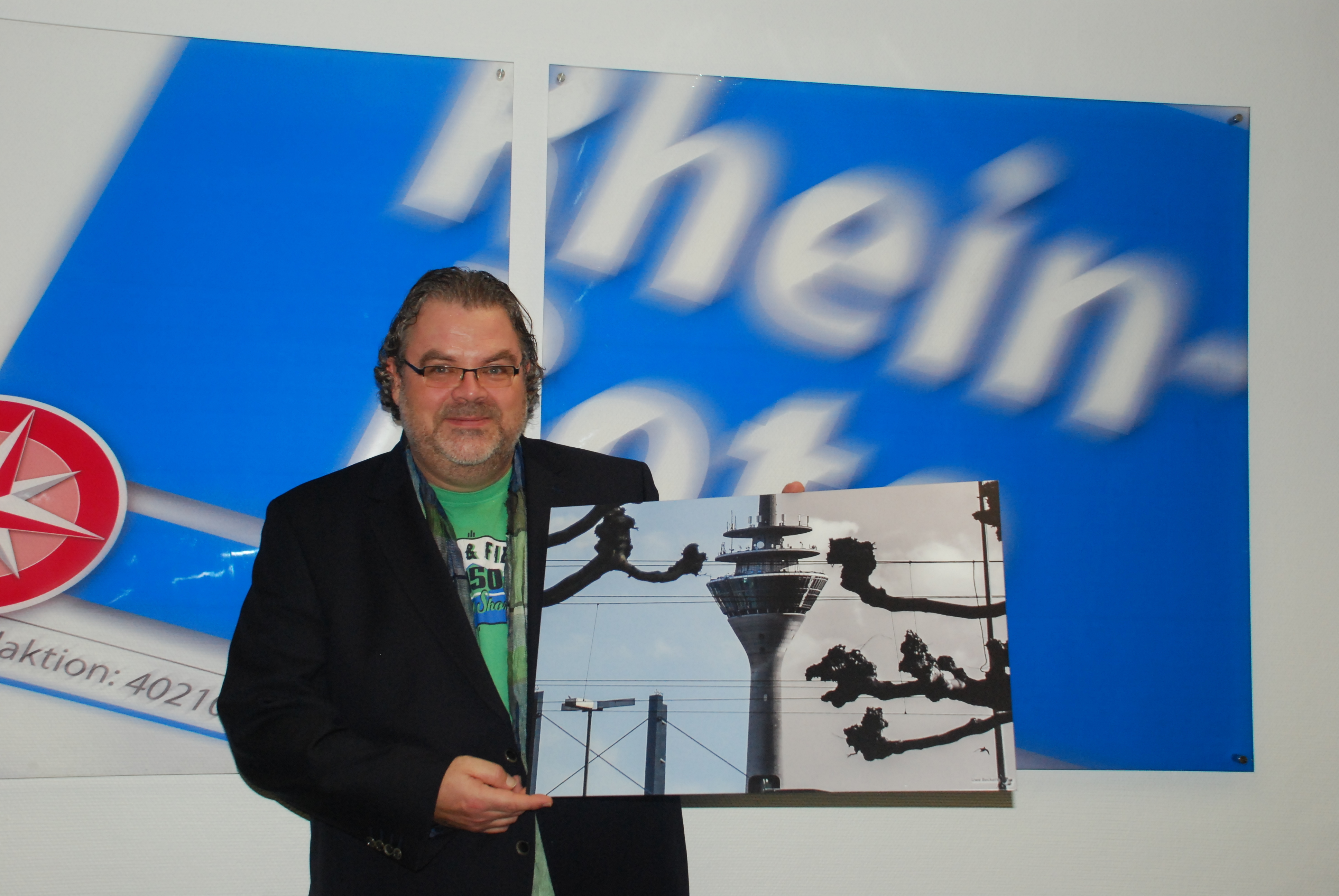 Uwe Beckers mit seinem Bild „Angriff der Platanen in Oberkassel“ zu Besuch beim Rhein-Bote.