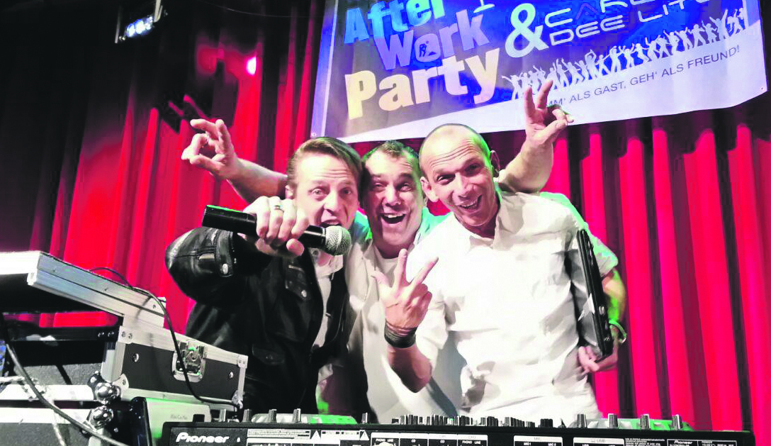 Das KrazyKaos DJ Team und Carlos Dee Lite sorgen für Stimmung.