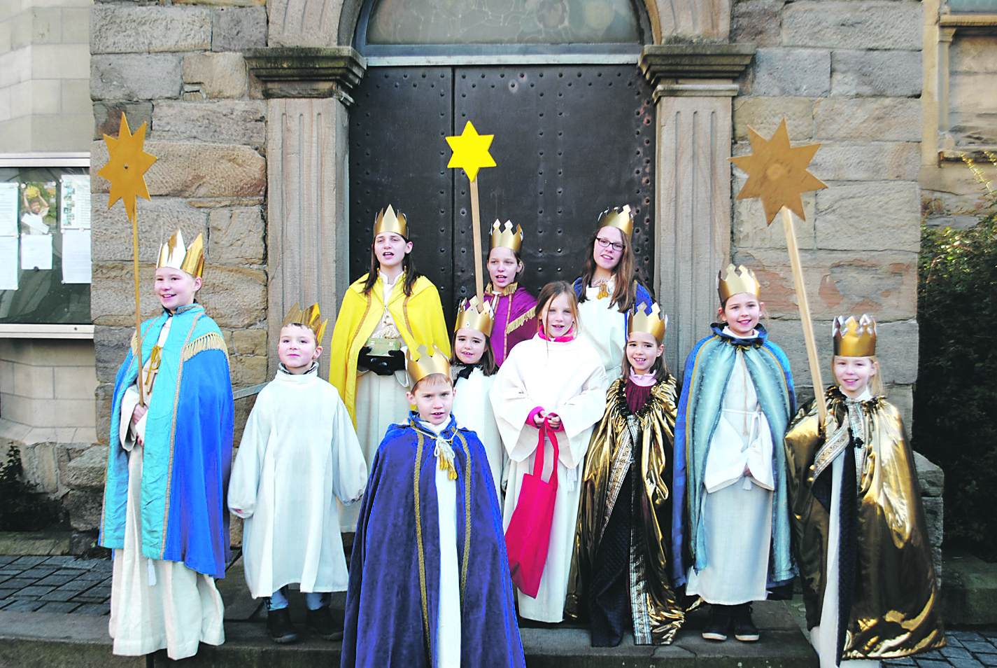Unser Bild zeigt einen Teil der Sternsinger nach der Messe vor der Kirche am Marktplatz in Blankenstein.
Foto: privat