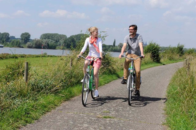 Eine Fahrradtour am Rhein bietet die perfekte Erholung.