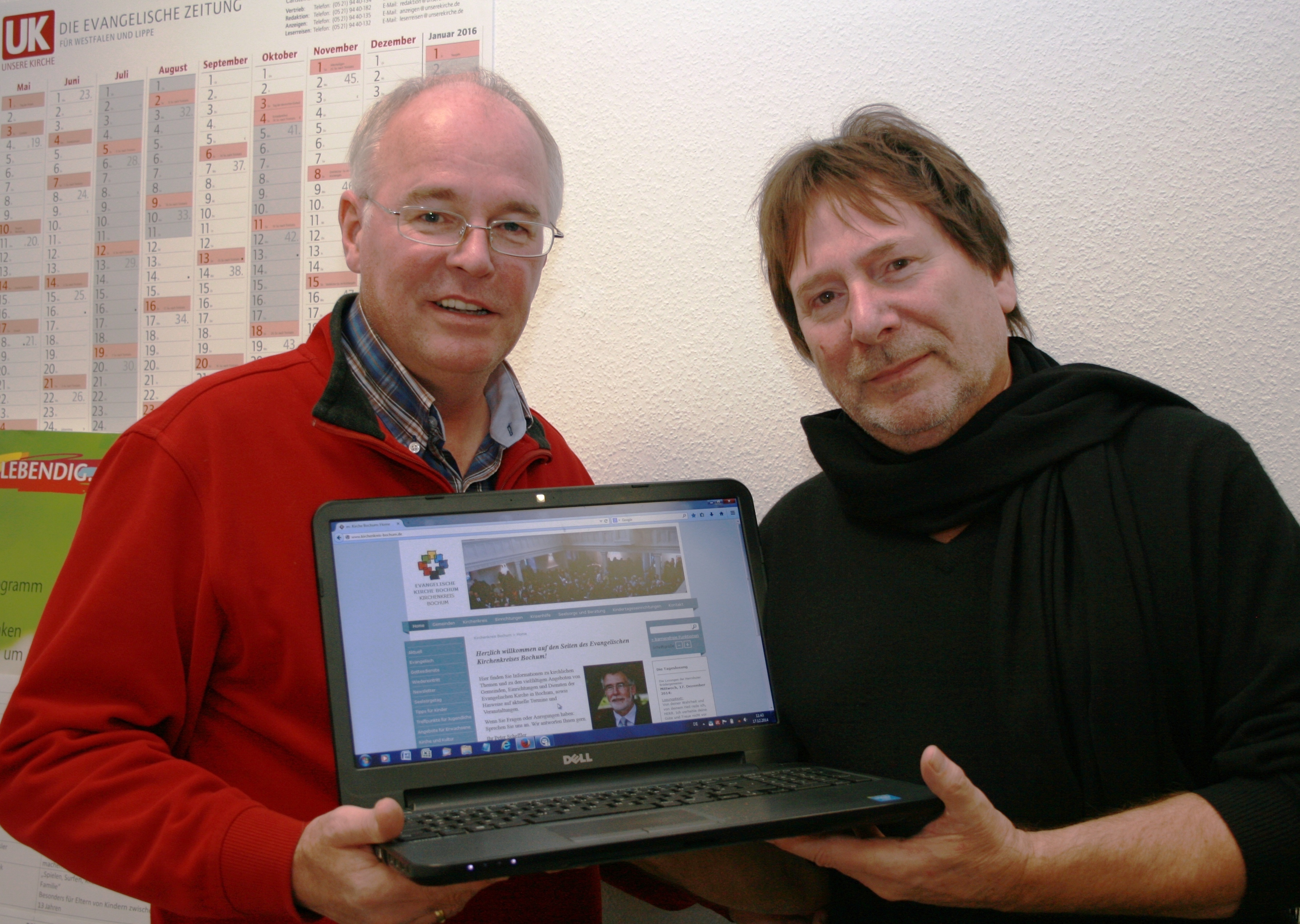 Symbolischer Stabwechsel bei der Evangelischen Kirche in Bochum: Nach zehn Jahren im kirchlichen Presse- und Öffentlichkeitsreferat ist der bisherige Leiter Pfarrer Johannes Waschk (r.) zum Jahresende in den Ruhestand gegangen. Sein Nachfolger ist der Journalist und Theologe Rolf Stegemann.