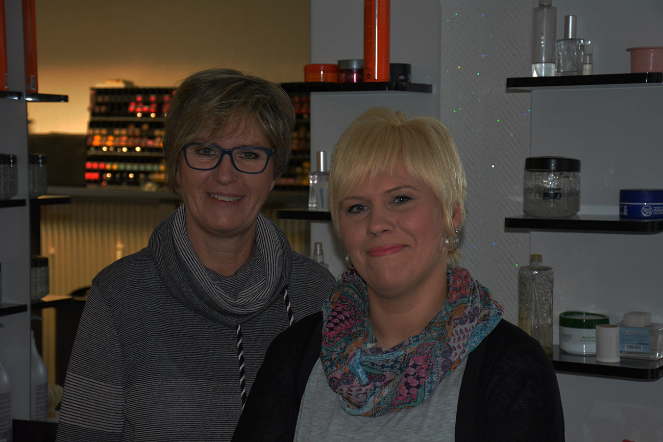 Sehen nicht schwarz: Friseurinnen Heike Horstmann (l.) und Jennifer Krause während des Stromausfalls an der Horster Straße.