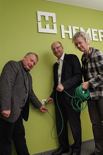 Die Stadtwerke Hemer versorgen die Stadt seit dem 1. Januar mit Ökostrom. (v.r.n.l.) Stadtwerke-Geschäftsführerin Monika Otten, Hemers Bürgermeister Michael Esken und der städtische Klimabeauftragte Martin Rabe machten die Zusammenarbeit offiziell und steckten im Rathaus den symbolischen grünen Stecker in die Steckdose.