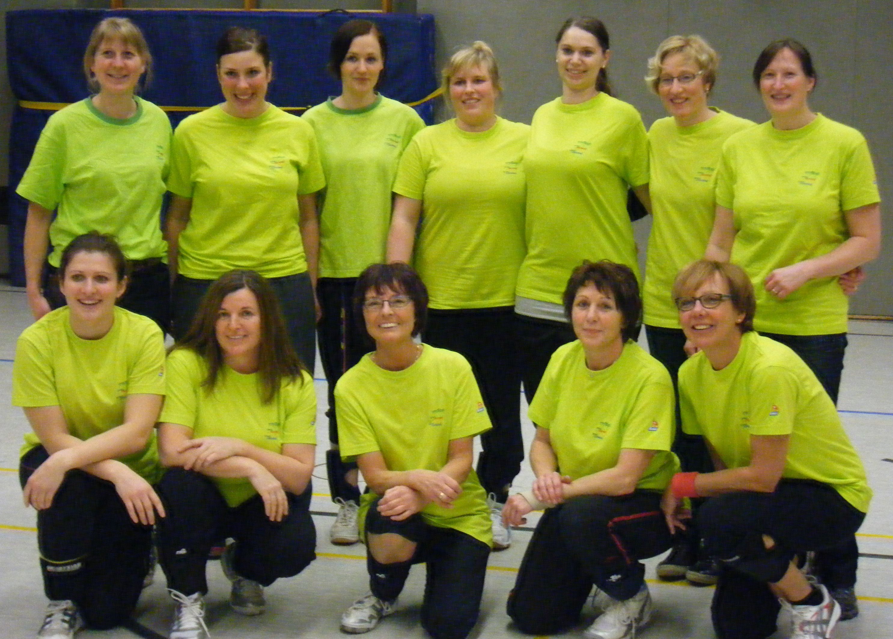 Am Erfolg beteiligt waren: von oben links: Katja Mölders, Julia Ilg, Fee Knupp, Milva Flintrop, Kim Foremann, Birgit Köster (Trainerin), Katja Lorkowski
von unten links: Nadja Binn, Hildegard Liebeton, Jutta Hermsen, Agnes Heiting (Mannschaftsverantwortliche), Andrea Artz
Nicht auf dem Foto: Julia Greulich und Annlena Dams