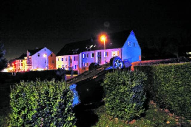 Das Auto liegt auf dem Dach. Der Fahrer konnte sich entgegen erster Informationen selbst aus dem Fahrzeug befreien. Foto: Mike Filzen, Feuerwehr Essen