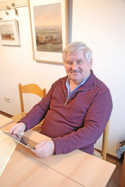 Udo Böhm hilft anderen Hattinger Bürgern gerne bei Fragen zu technischen Geräten.
