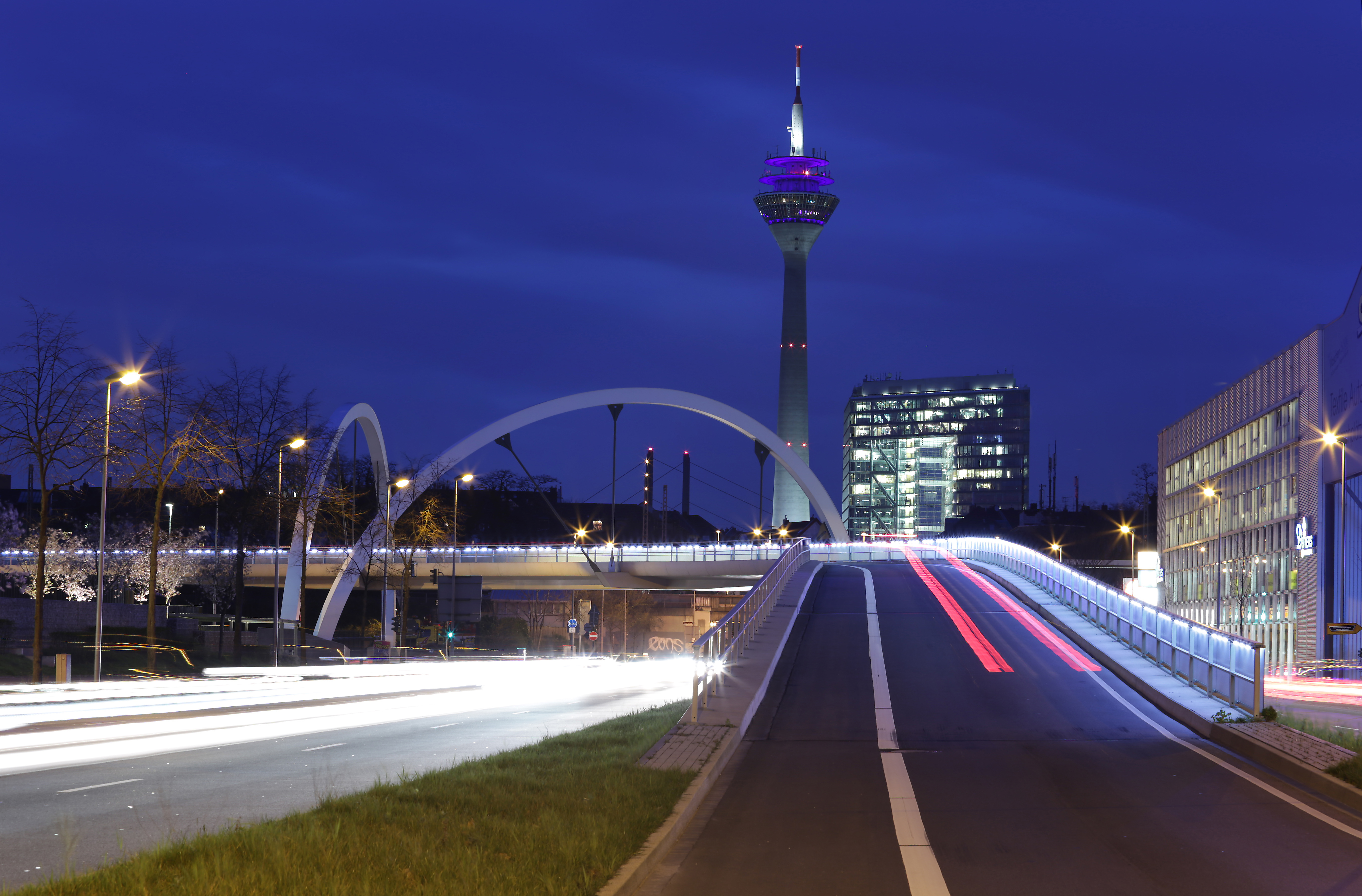 Im Buch heißt es zu diesem Bild: Im Medienhafen ist das Hyatt Hotel ansässig, von dessen Terrasse aus der Blick in Richtung Innenstadt wunderschön ist.