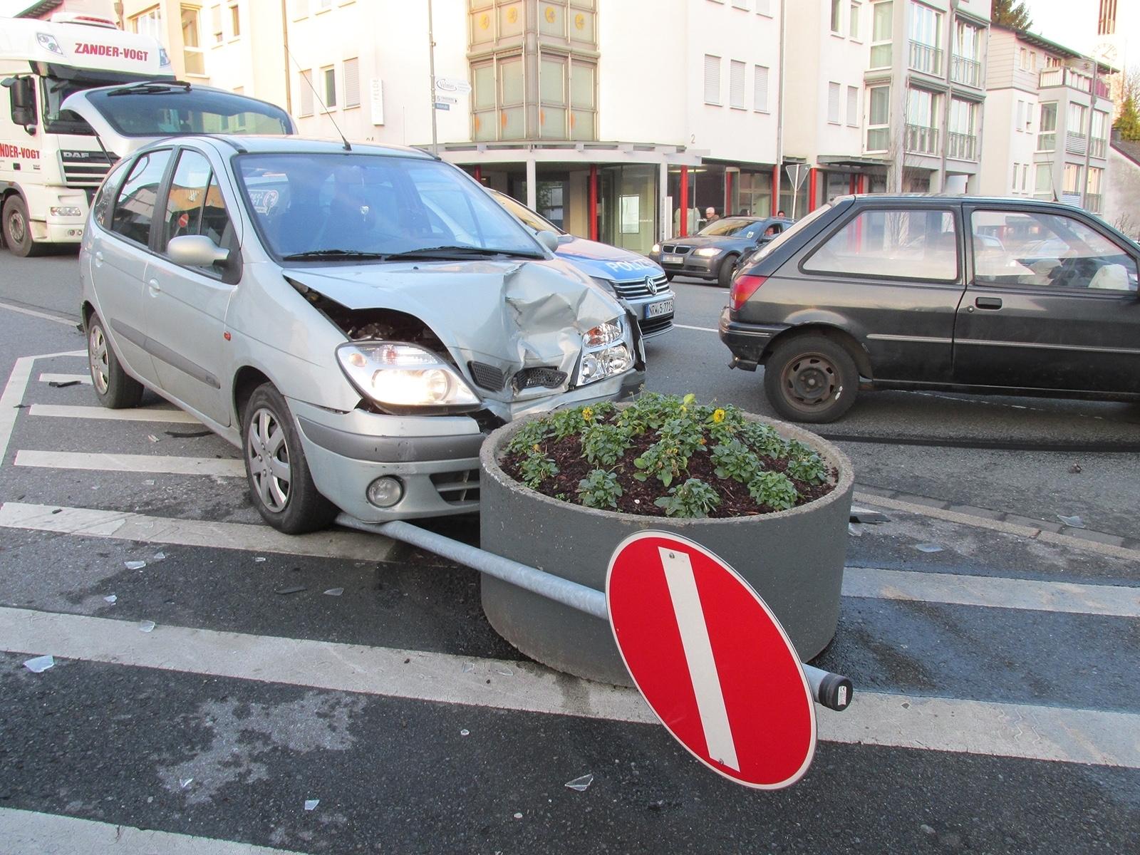 Der Renault prallte erst gegen ein Verkehrsschild und dann gegen einen Betonkübel. Foto: Polizei