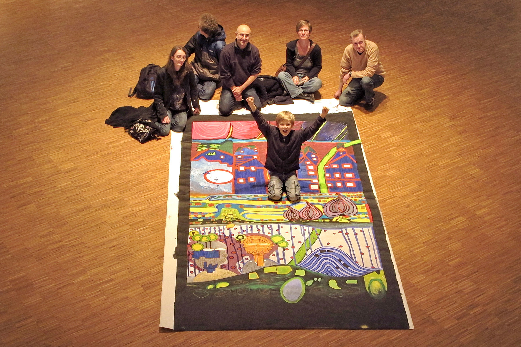 Eine knapp vier Meter hohe Leinwand wurde in einer Hommage an Hundertwasser von Teilnehmern eines künstlerisch geleiteten Workshops gestaltet.