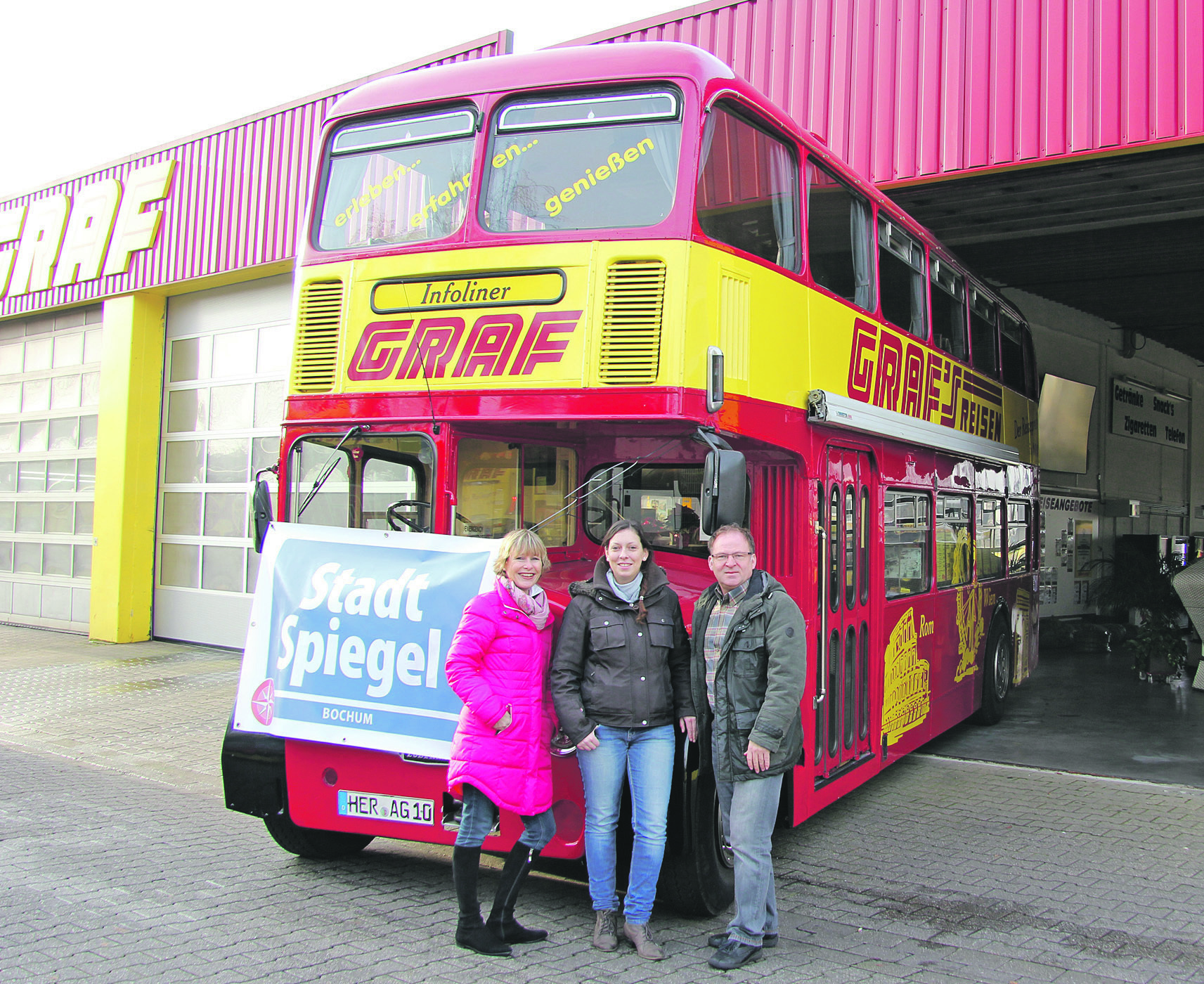 Mit dem Doppeldecker in den Karneval: Auf die närrische Session 2015 freuen sich (v. l.) Marina Schwarzkopf, Objektleiterin des Stadtspiegels Bochum, Redaktionsmitarbeiterin Lauke Baston und Michael Thüring, Geschäftsleiter und Prokurist von Graf´s Reisen.