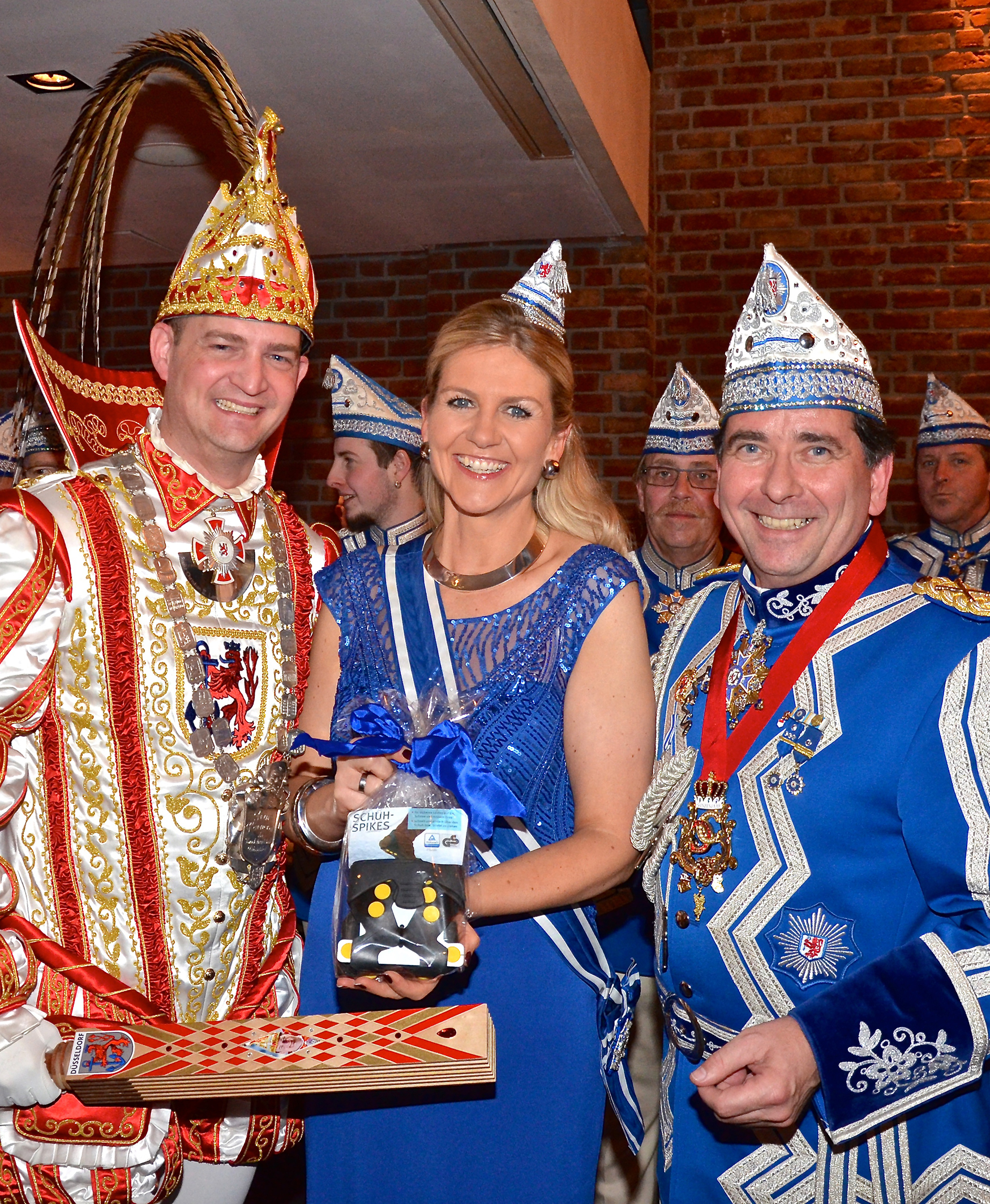 Mit Schuhspikes überraschte Blau-Weiss-Präsident Michael Schweers Venetia Claudia und Prinz Christian II. beim traditionellen Essen der Venetia für
die Prinzengarde Blau-Weiss im Uerige.