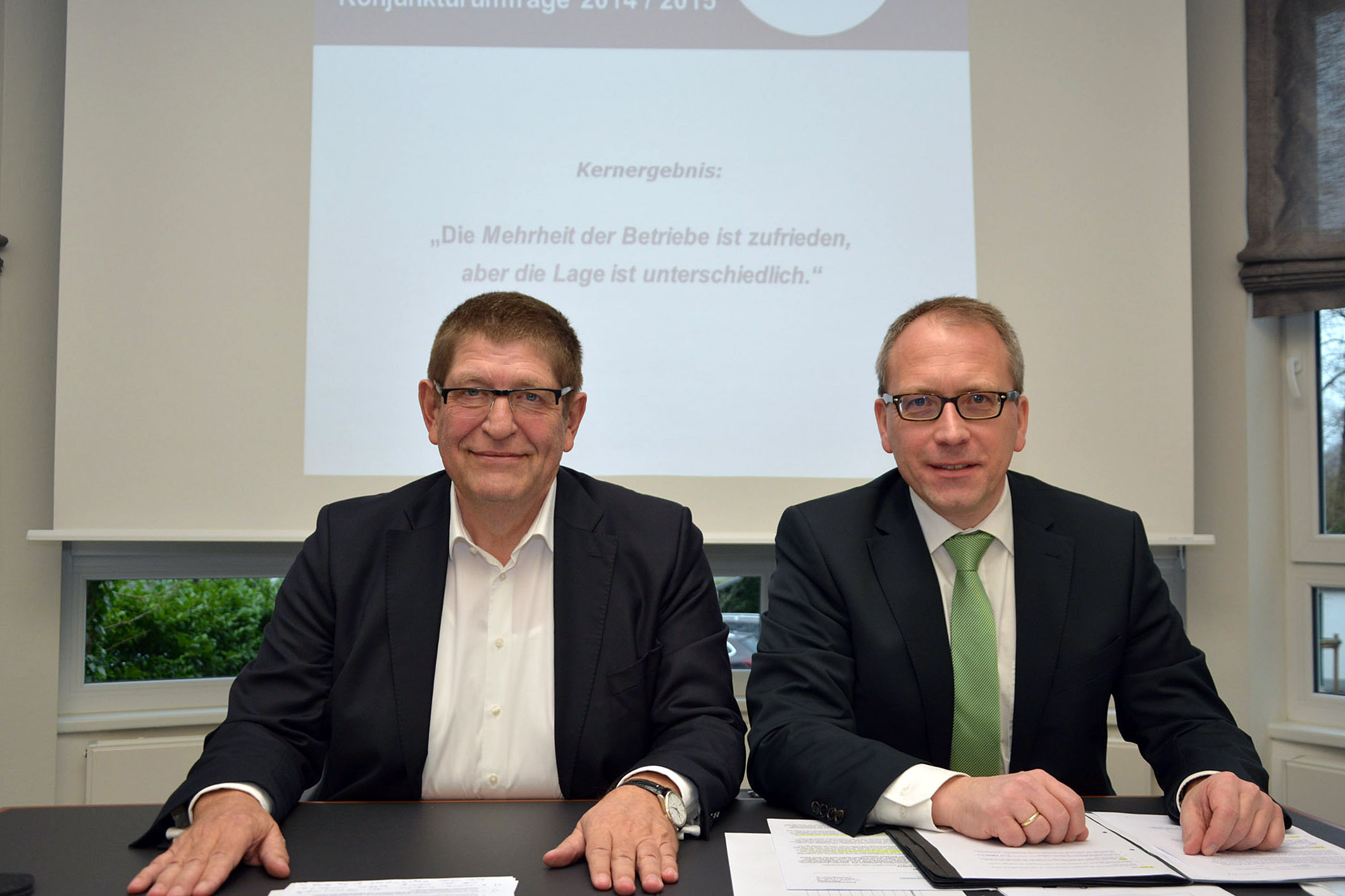 Egbert Neuhaus, Vorsitzender des Unternehmensverbandes Westfalen Mitte, und Geschäftsführer Dr. Volker Verch stellten gestern die Umfrage vor. Foto: Albrecht