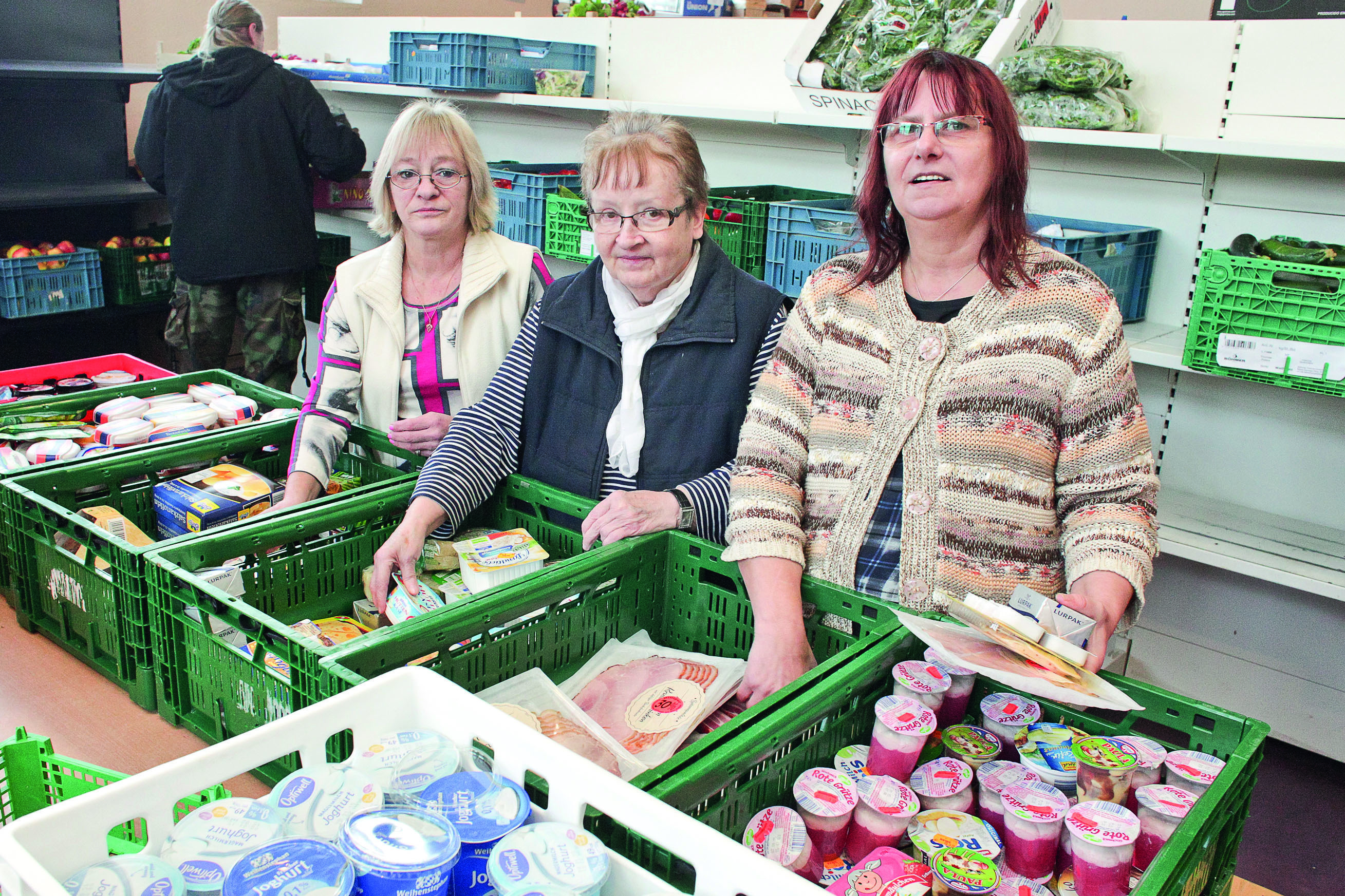 Montag, Mittwoch und Freitag sind die Ausgabetage bei der Tafel in Bottrop. Da muss vorher auch fleißig sortiert werden.