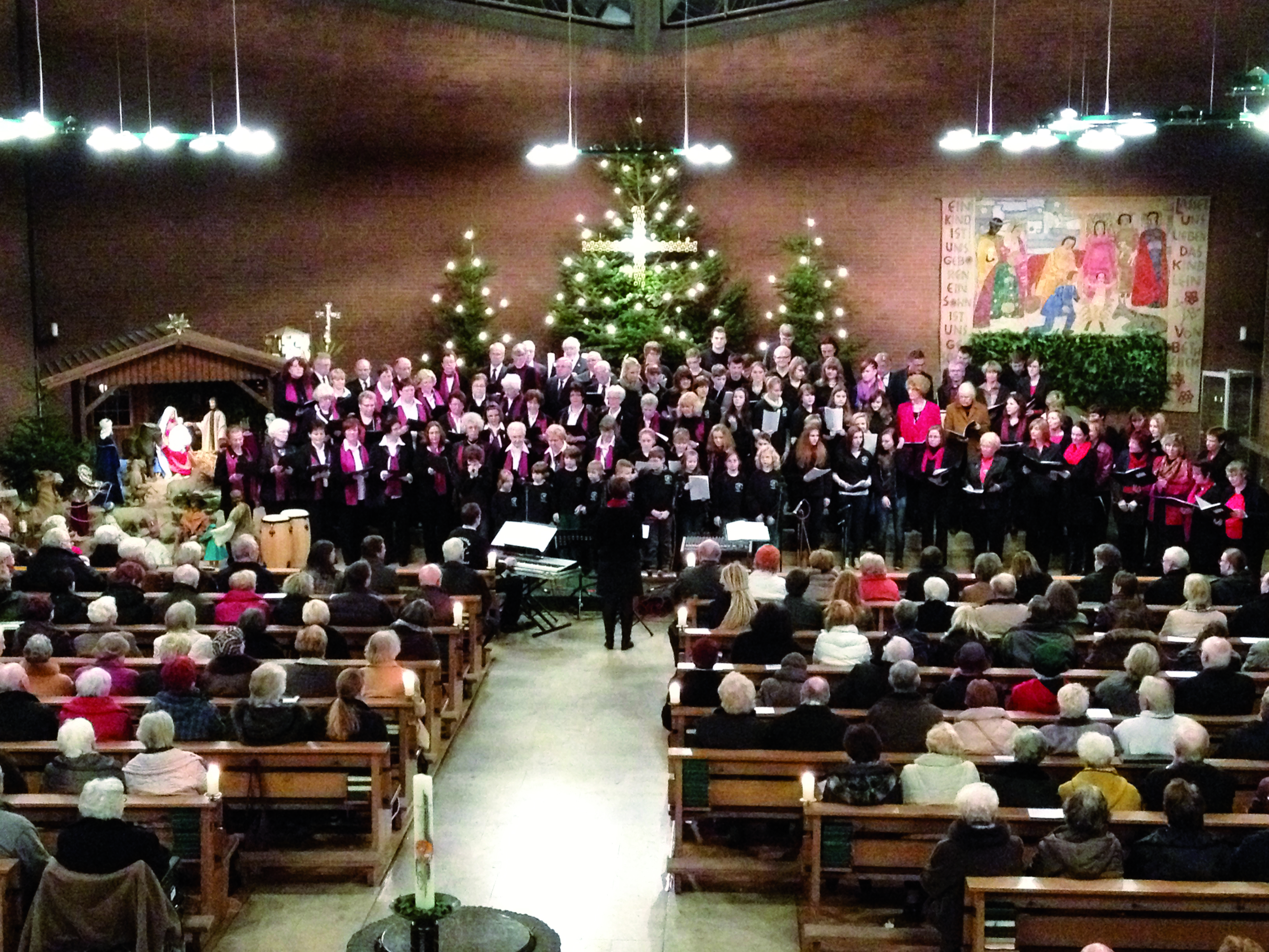 In der weihnachtlich geschmückten St. Joseph-Kirche ist Sonntag das Benefizkonzert aller Gemeindechöre. Das Foto stammt aus dem jahr 2013.
