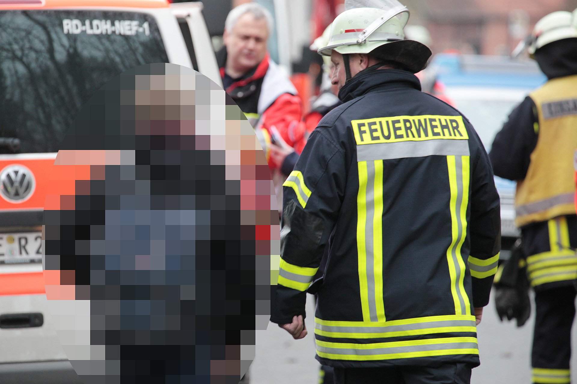 Feuerwehrleute begleiten die Kinder nach dem Unfall in einen Ersatzbus.