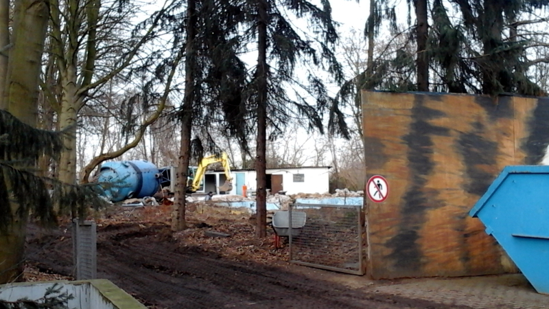 06.01.2015. Soweit man als Normalbesucher herankommt und eine Handykamera reicht: Der Tank der Wasseraufbereitungsanlage liegt bereits flach, die Pfeiler des Sonnensegels sind weg, die hölzernen Westernfassaden der Dienstgebäude verschwunden, Teile des Beckens schon abgerissen.
