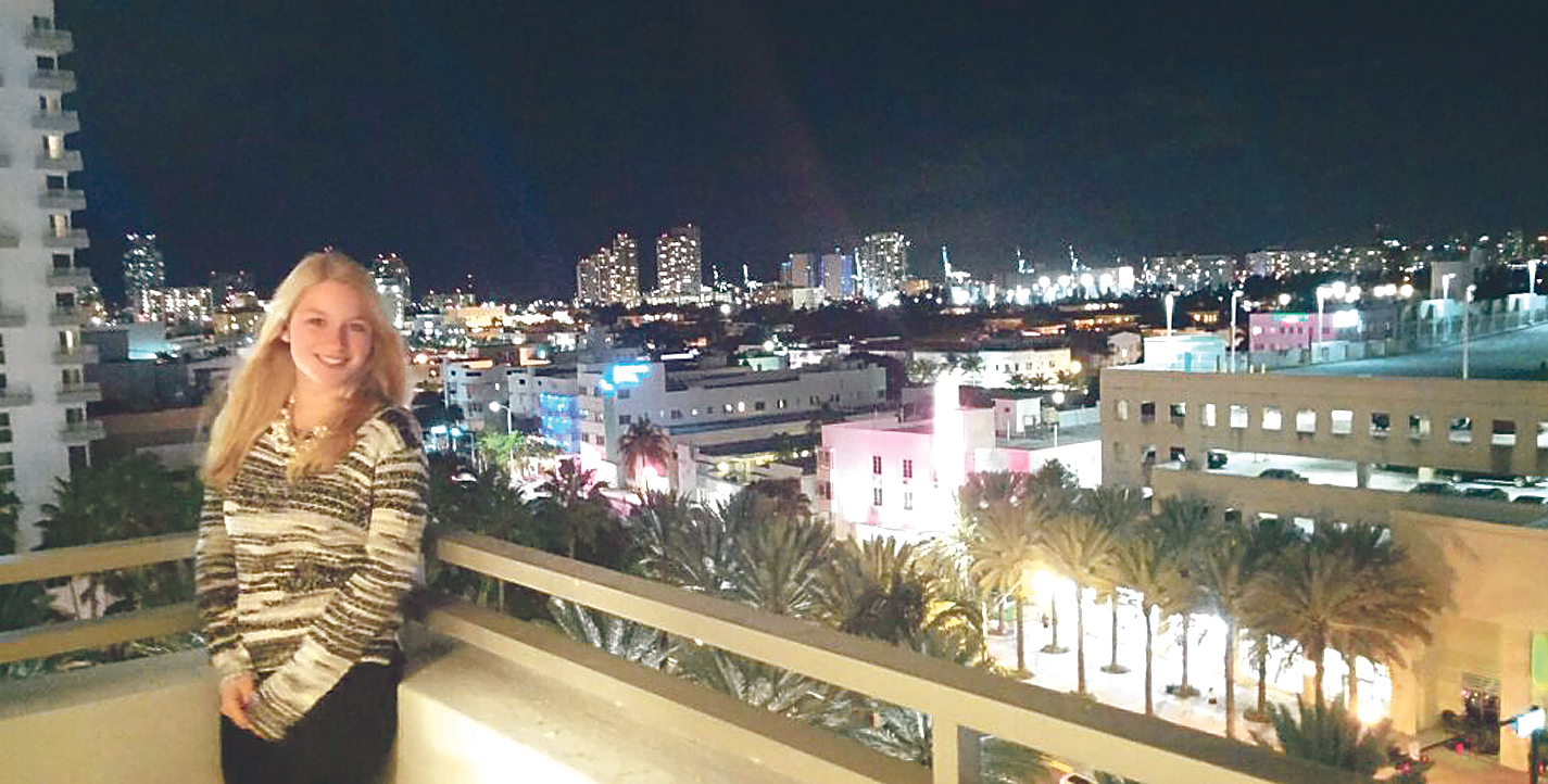 Franziska Ranft vor der nächtlichen Skyline von Miami. Hier in Florida erholte sie sich bei ihrer amerikanischen Freundin und ihren Eltern, die sie bei einem früheren Schüleraustausch kennengelernt hatte, von der eisigen Kälte in Kanada. alle Fotos: privat