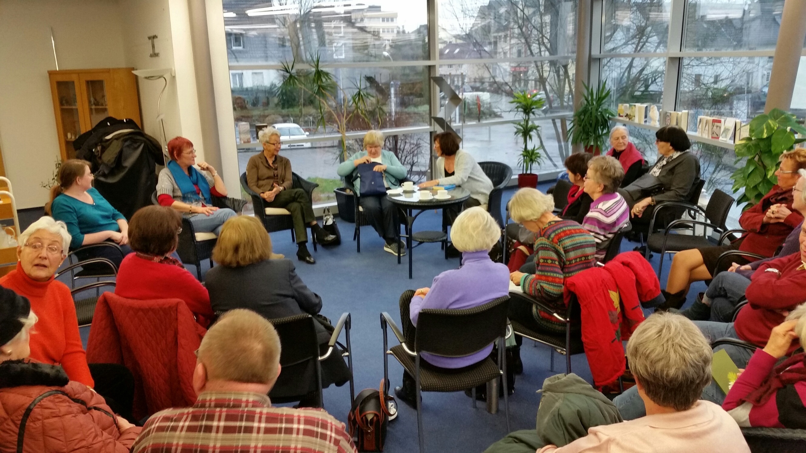 Gespräche mit den Nachbarn und der Gedankenaustausch über das soeben vorgelesene Buch gehören zum festen Bestandteil von Cafe Leselust 60 plus.