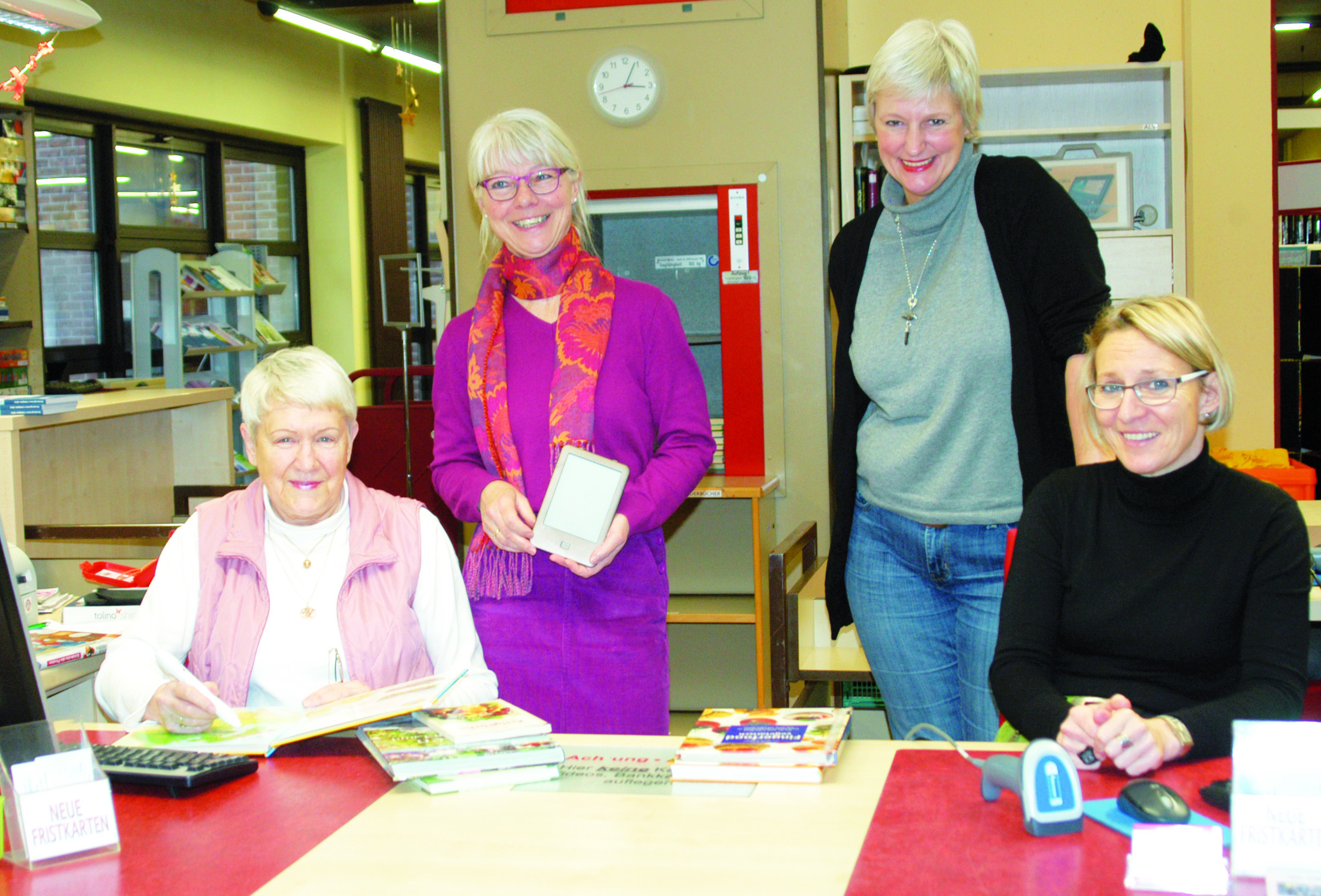 Helga Hennig, Magdalena Janßen-Köller, Natalie van Emmerloot und Steffin Winnand sind gerne Ansprechpartnerinnen in allen Fragen rund um die Bücherausleihe