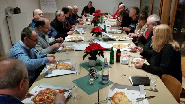Nach getaner Arbeit und als Dankeschön für das ehrenamtliche Engagement: Stärkung bei Pizza und Nudelgerichten in der gemütlichen Küche. Gemeinschaft wird bei den 12 Männern und 2 Frauen groß geschrieben.So macht ein RepairCafe neben den Reparaturerfolgen doppelt Spaß.