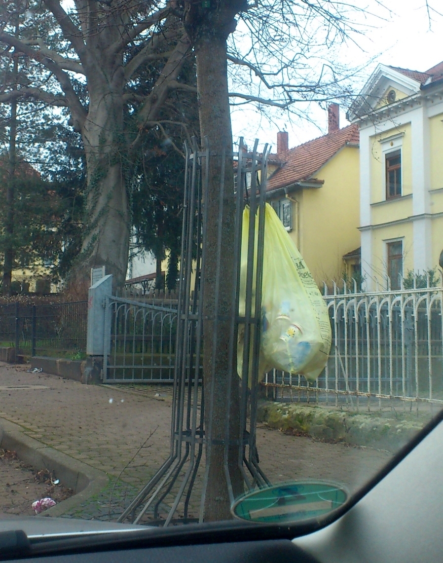 Zweifelhafte Wochenende-Zierde der Gothaer Waltershäuserstraße - und oft hängen viele Säcke an einem Gitter