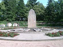 Nachdem im August 1900 der SPD-Gründer Wilhelm Liebknecht und später auch weitere Sozialdemokraten dort beerdigt wurden, erhielt der Friedhof in Friedrichsfelde im Volksmund den Beinamen "Sozialistenfriedhof". Auch Karl und Rosa wurden dort beigesetzt.