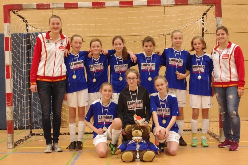 oben: v.l. Lena Nuding (1.FC Köln) Riona Liß, Lena Kuschniok, Malena Feldmann, Melissa Greding, Jule Hupe, Leah Malek, Irina London (1.FC Köln)
unten: v.l. Jelena Elstermeier, Patricia Dinsing, Lucie Letmathe