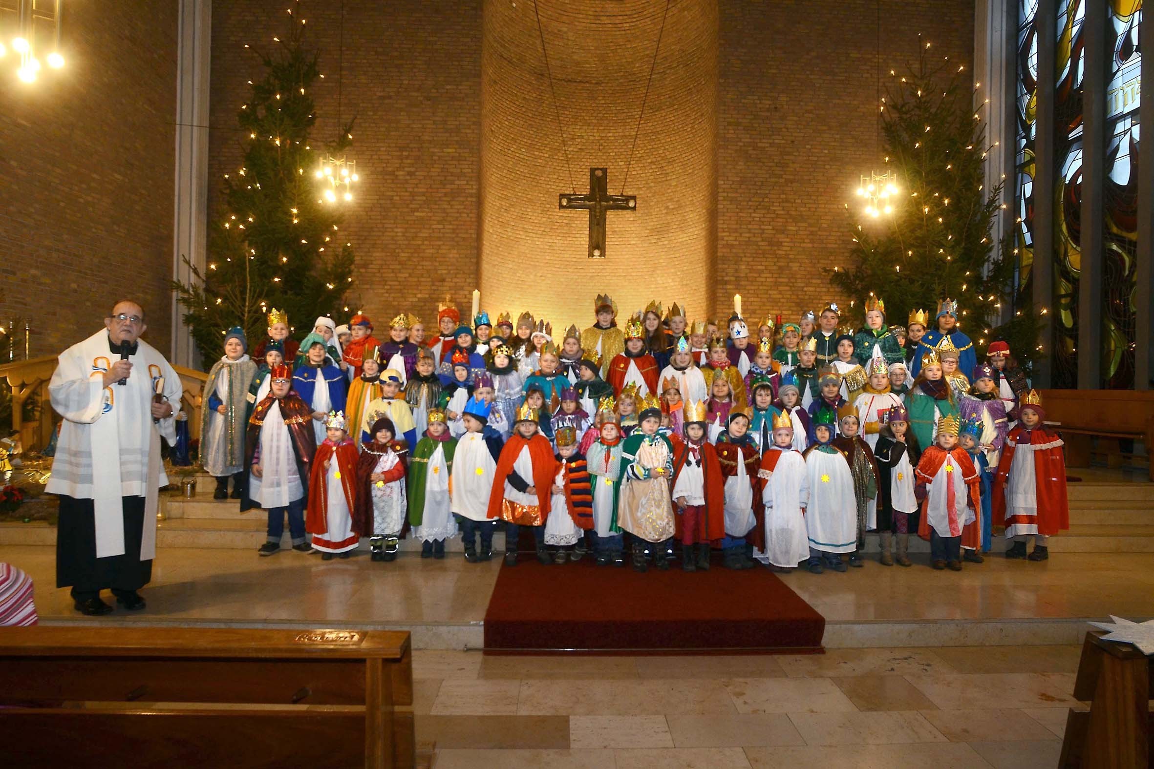 Die 90 kleinen Sternsinger der St. Meinolfus-Gemeinde in Wambel sammelten 7.734,63 Euro für den guten Zweck.